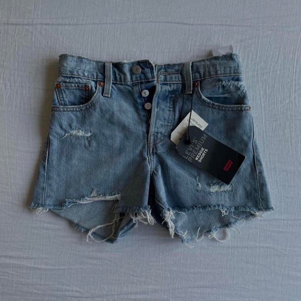 NWT Levi’s Wedgie High Waisted Button Fly Distressed Denim Shorts Medium Wash